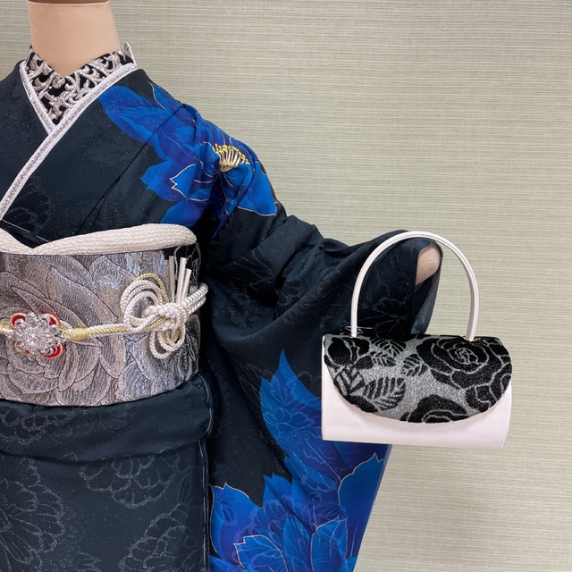 白ラメブルーのクール系牡丹柄の振袖フルセット - 浴衣/水着 白ラメブルーのクール系牡丹柄の振袖フルセット - 浴衣/水着