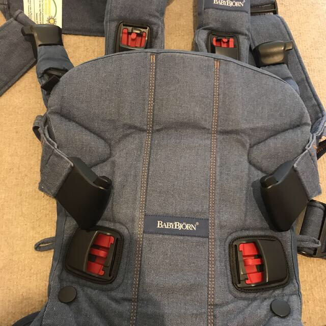 BABYBJORN(ベビービョルン)の値下げしました！ベビービョルンONE コットン　デニム キッズ/ベビー/マタニティの外出/移動用品(抱っこひも/おんぶひも)の商品写真