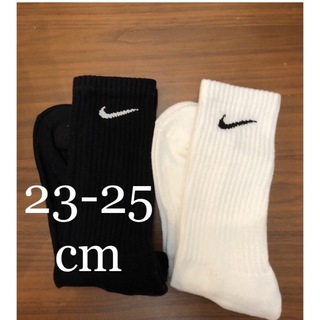 ナイキ(NIKE)の【新品】NIKE  2足 靴下 ホワイト1ブラック1 23.0〜25.0cm(ソックス)