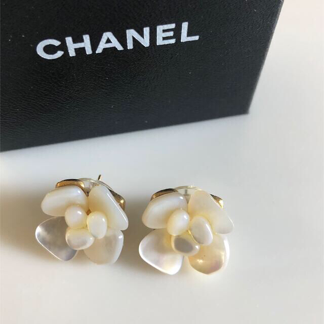 CHANEL - シャネル カメリア ピアスの通販 by mumu🎀shop|シャネル