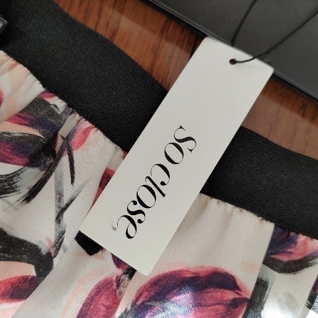 dinos(ディノス)の（2/13出品取下げ）🇮🇹製生地フラワープリントスカート レディースのスカート(ひざ丈スカート)の商品写真