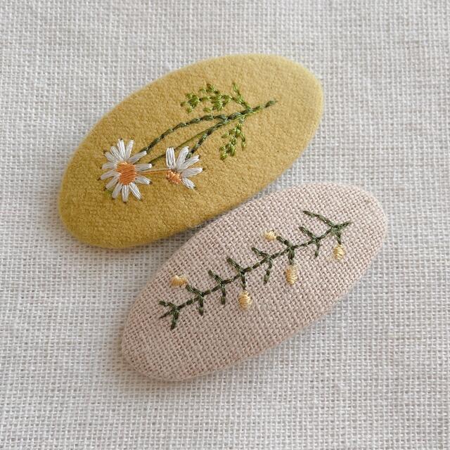 フラワー刺繍のパッチンピン2点セット キッズ/ベビー/マタニティのこども用ファッション小物(その他)の商品写真