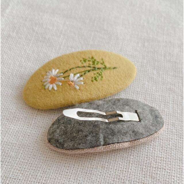 フラワー刺繍のパッチンピン2点セット キッズ/ベビー/マタニティのこども用ファッション小物(その他)の商品写真