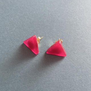 さんかくのピアス　赤(ピアス)