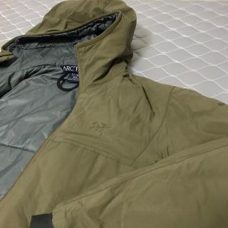 アークテリクス(ARC'TERYX)のアークテリクス　アトムLT リーフ　メンズM ベージュ　マウンテンパーカ　ダウン(マウンテンパーカー)