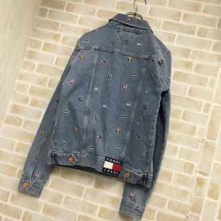 トミーヒルフィガー(TOMMY HILFIGER)の【遊び心満点】TOMMY JEANS 総柄 刺繍ロゴ ユニセックス モテコーデ(Gジャン/デニムジャケット)