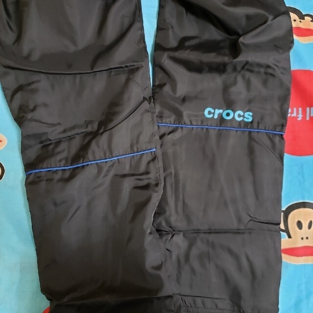 crocs(クロックス)の【新品】 クロックス ズボン 130 黒 キッズ/ベビー/マタニティのキッズ服男の子用(90cm~)(パンツ/スパッツ)の商品写真