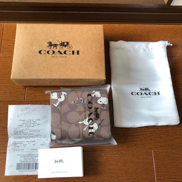 COACH(コーチ)のcoach×ピーナッツ コラボ スヌーピー ロゴチャーム 二つ折り 財布 レディースのファッション小物(財布)の商品写真