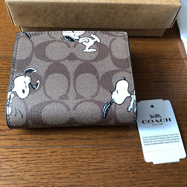 COACH(コーチ)のcoach×ピーナッツ コラボ スヌーピー ロゴチャーム 二つ折り 財布 レディースのファッション小物(財布)の商品写真