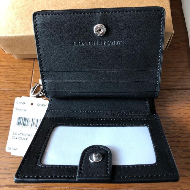 COACH(コーチ)のcoach×ピーナッツ コラボ スヌーピー ロゴチャーム 二つ折り 財布 レディースのファッション小物(財布)の商品写真