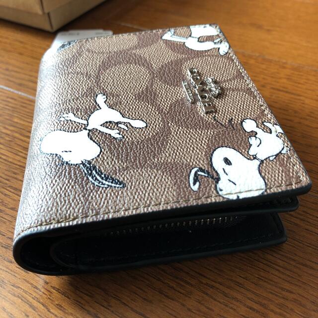 COACH(コーチ)のcoach×ピーナッツ コラボ スヌーピー ロゴチャーム 二つ折り 財布 レディースのファッション小物(財布)の商品写真