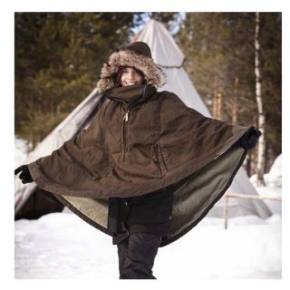 フェールラーベン(FJALL RAVEN)のFJALLRAVEN フェールラーベン　ダウン　ポンチョ(ダウンジャケット)