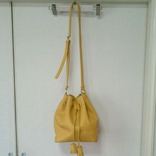 ザラ(ZARA)のZARA フェイクレザー 巾着バッグ イエロー(ショルダーバッグ)