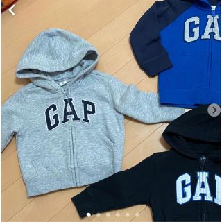 ギャップキッズ(GAP Kids)の新品未使用　ベビーギャップ　パーカー　18ヶ月から24ヶ月サイズ　グレー(ジャケット/上着)