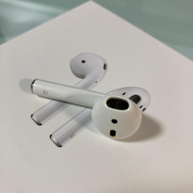 Apple(アップル)の【ジャンク】Apple AirPods 第一世代 正規品 スマホ/家電/カメラのオーディオ機器(ヘッドフォン/イヤフォン)の商品写真