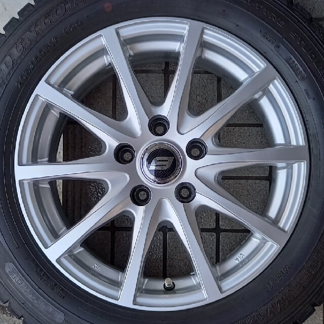 DUNLOP(ダンロップ)のお値下げ送料込ダンロップスタッドレス(2019年製)205/60R16 ＋アルミ 自動車/バイクの自動車(タイヤ・ホイールセット)の商品写真