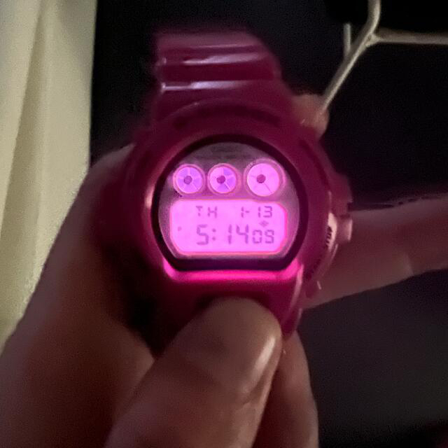 G-SHOCK(ジーショック)のG-SHOCK　DW-6900CS-4JF クレイジーカラー ピンク メンズの時計(腕時計(デジタル))の商品写真