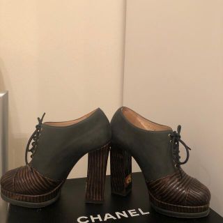 シャネル(CHANEL)のシャネル　　ショートブーツ　35  グレ　箱あり(ブーツ)