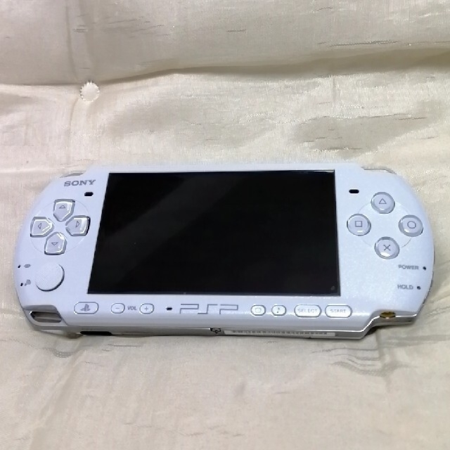 PlayStation Portable(プレイステーションポータブル)のpsp3000 本体 ホワイト エンタメ/ホビーのゲームソフト/ゲーム機本体(携帯用ゲーム機本体)の商品写真