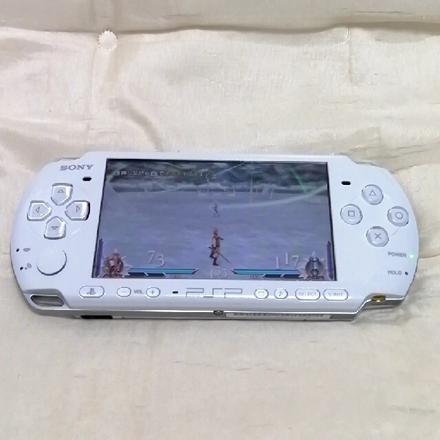 PlayStation Portable(プレイステーションポータブル)のpsp3000 本体 ホワイト エンタメ/ホビーのゲームソフト/ゲーム機本体(携帯用ゲーム機本体)の商品写真