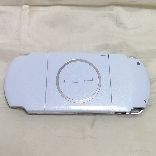 PlayStation Portable(プレイステーションポータブル)のpsp3000 本体 ホワイト エンタメ/ホビーのゲームソフト/ゲーム機本体(携帯用ゲーム機本体)の商品写真