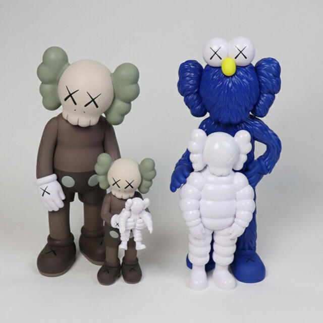 MEDICOM TOY(メディコムトイ)のKAWS FAMILY BROWN/BLUE/WHITE当日発送 エンタメ/ホビーのフィギュア(その他)の商品写真