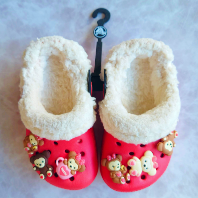 crocs(クロックス)の【送0円】クロックス マンモス ボア キッズ サンダル 14cm ジビッツ付 赤 キッズ/ベビー/マタニティのベビー靴/シューズ(~14cm)(サンダル)の商品写真