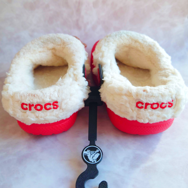 crocs(クロックス)の【送0円】クロックス マンモス ボア キッズ サンダル 14cm ジビッツ付 赤 キッズ/ベビー/マタニティのベビー靴/シューズ(~14cm)(サンダル)の商品写真