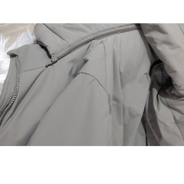 UNIQLO(ユニクロ)のユニクロ　ハイブリッドダウンパーカ　カーキ・ベージュ　S　ダウン９０ レディースのジャケット/アウター(ダウンジャケット)の商品写真
