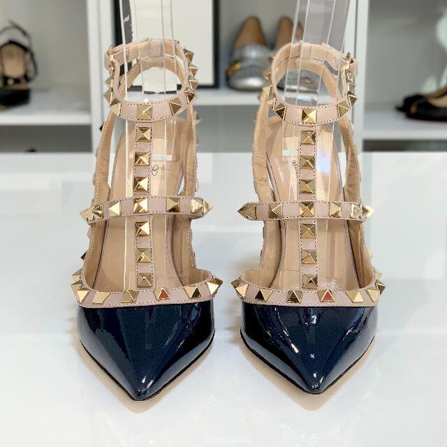 VALENTINO(ヴァレンティノ)の3231 ヴァレンティノ ロックスタッズ パテントレザー パンプス ネイビー レディースの靴/シューズ(ハイヒール/パンプス)の商品写真