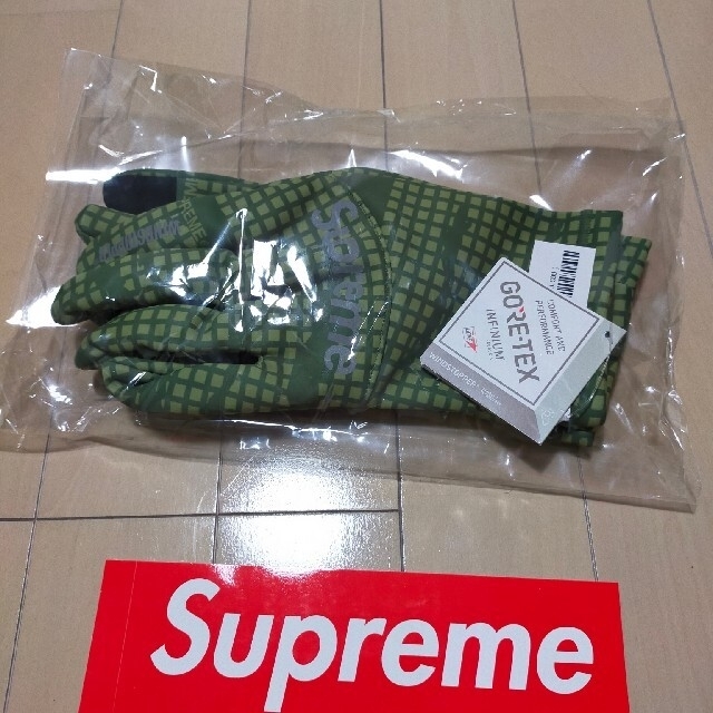 Supreme(シュプリーム)のSupreme windstopper olive M/Lサイズ メンズのファッション小物(手袋)の商品写真