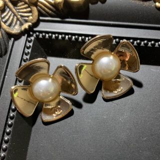 シャネル(CHANEL)の花形パールボタン　2個(各種パーツ)