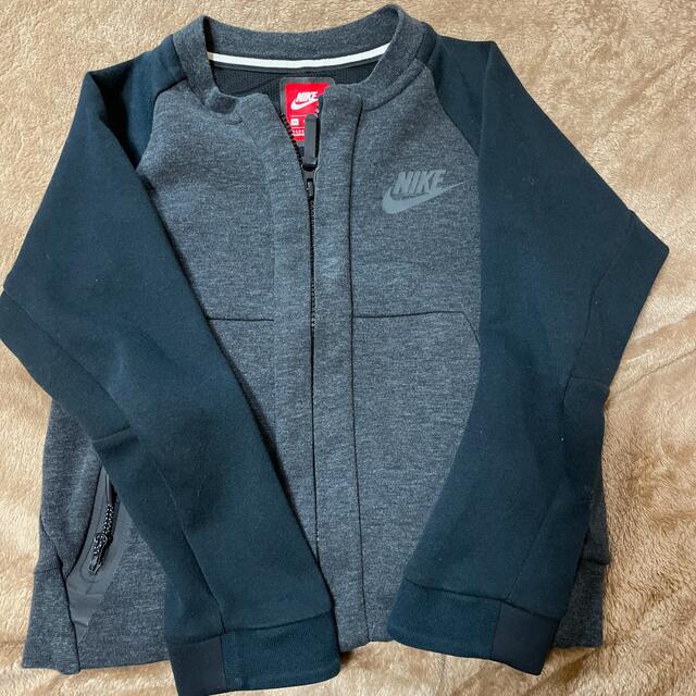 NIKE(ナイキ)のNIKE パーカー　XS グレー キッズ/ベビー/マタニティのキッズ服男の子用(90cm~)(ジャケット/上着)の商品写真