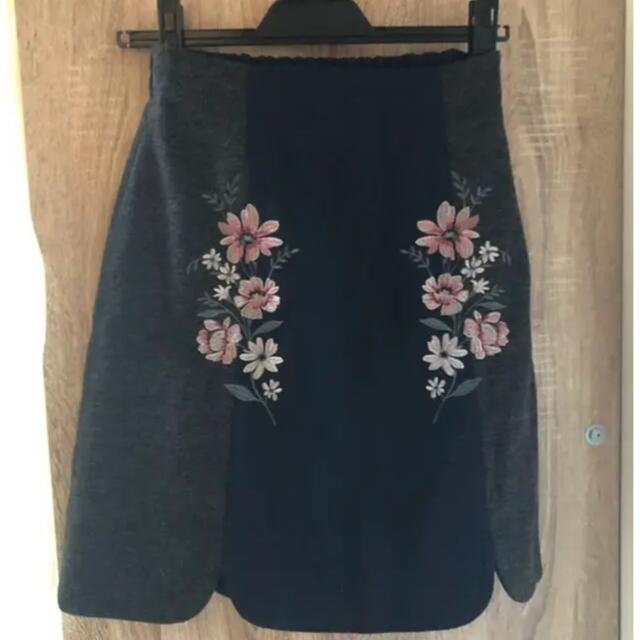 JILLSTUART(ジルスチュアート)のジルスチュアート　花柄刺繍スカート　可愛い　ネイビー レディースのスカート(ひざ丈スカート)の商品写真