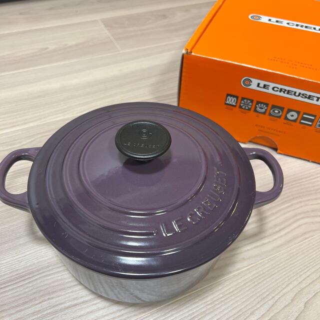 LE CREUSET(ルクルーゼ)のル・クルーゼ　ココットロンド18cm カシス インテリア/住まい/日用品のキッチン/食器(鍋/フライパン)の商品写真