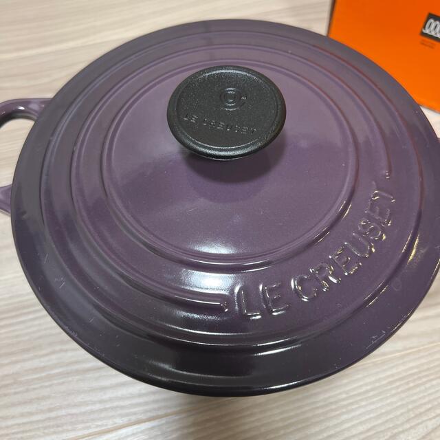 LE CREUSET(ルクルーゼ)のル・クルーゼ　ココットロンド18cm カシス インテリア/住まい/日用品のキッチン/食器(鍋/フライパン)の商品写真