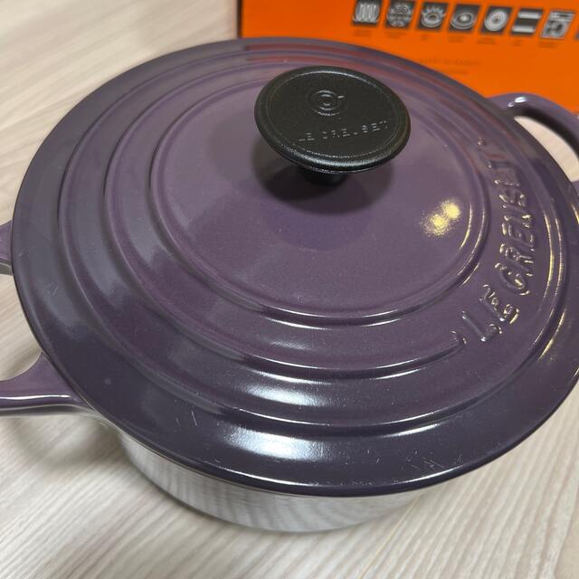 LE CREUSET(ルクルーゼ)のル・クルーゼ　ココットロンド18cm カシス インテリア/住まい/日用品のキッチン/食器(鍋/フライパン)の商品写真