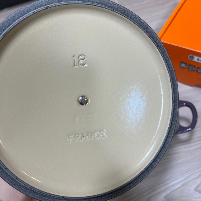 LE CREUSET(ルクルーゼ)のル・クルーゼ　ココットロンド18cm カシス インテリア/住まい/日用品のキッチン/食器(鍋/フライパン)の商品写真