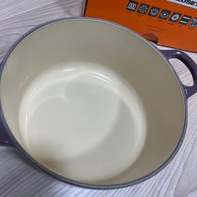 LE CREUSET(ルクルーゼ)のル・クルーゼ　ココットロンド18cm カシス インテリア/住まい/日用品のキッチン/食器(鍋/フライパン)の商品写真