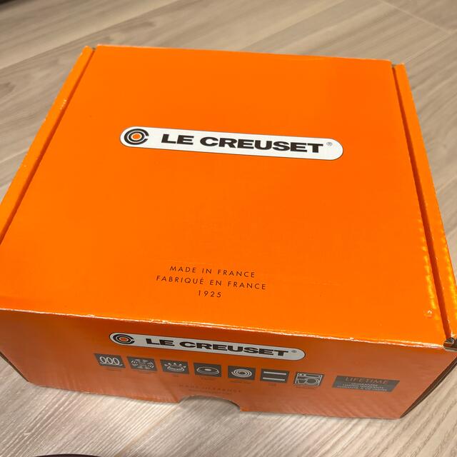 LE CREUSET(ルクルーゼ)のル・クルーゼ　ココットロンド18cm カシス インテリア/住まい/日用品のキッチン/食器(鍋/フライパン)の商品写真