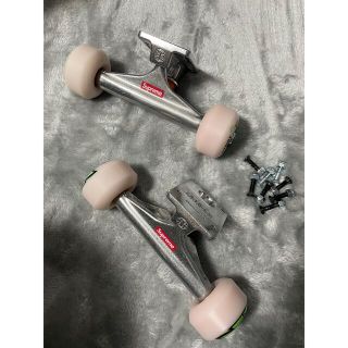 Supreme(スケートボード ・ シルバー/銀色系)のフリマアイテム一覧 Supreme(スケートボード ・ シルバー/銀色系)のフリマアイテム一覧