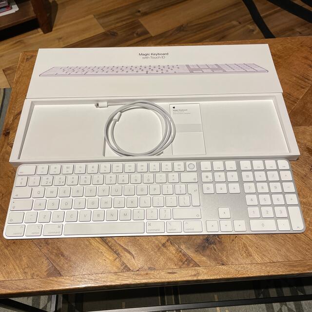 Apple(アップル)のAPPLE Mac M1用Touch ID搭載MAGIC KEYBOARD U スマホ/家電/カメラのPC/タブレット(PC周辺機器)の商品写真