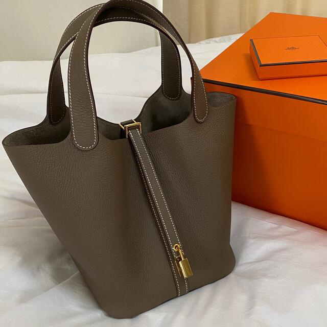 Hermes(エルメス)のエルメス ピコタンMM エトゥープ/ゴールド金具 レディースのバッグ(ハンドバッグ)の商品写真