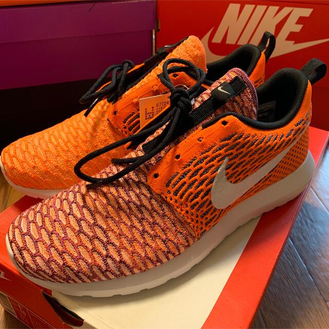 NIKE(ナイキ)のNIKE FLYKNIT ROSHE RUN 新品・タグ付き メンズの靴/シューズ(スニーカー)の商品写真