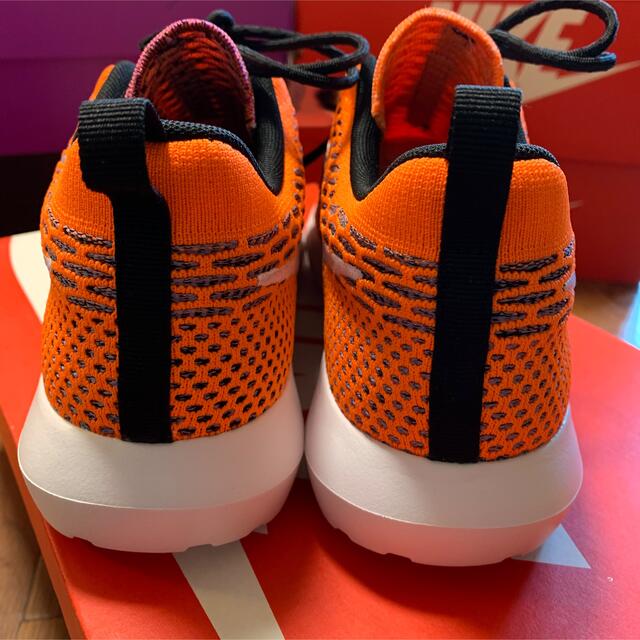 NIKE(ナイキ)のNIKE FLYKNIT ROSHE RUN 新品・タグ付き メンズの靴/シューズ(スニーカー)の商品写真