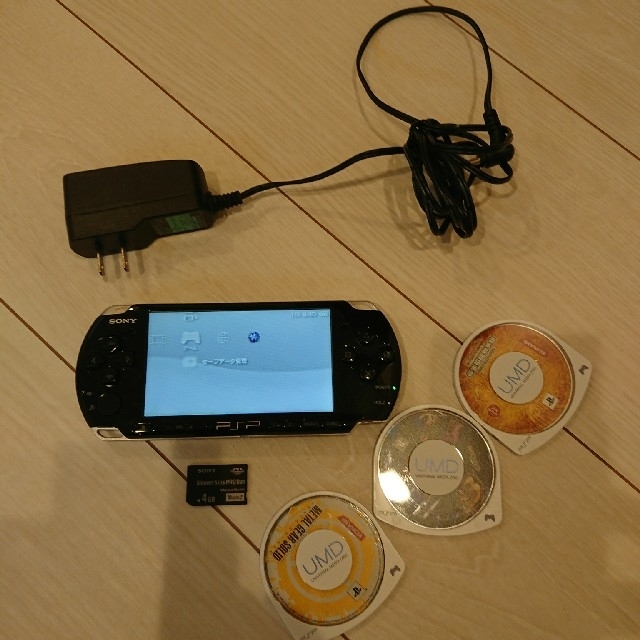 超美品☆psp3000本体☆黒。充電器、新品バッテリー、メモリー、ゲーム３つ付き