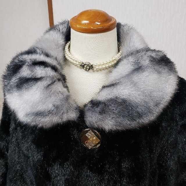 モコモコファーコート　大きなボタン　シルバーグレーのアップリケ　未使用 レディースのジャケット/アウター(毛皮/ファーコート)の商品写真