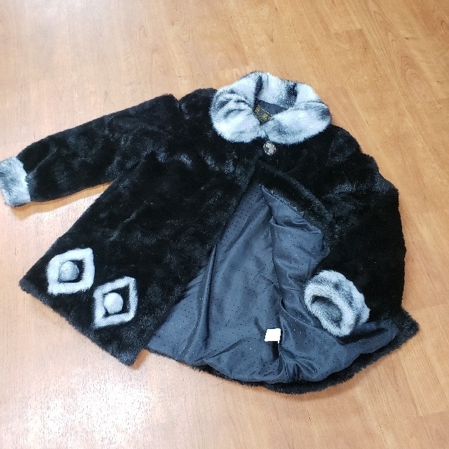 モコモコファーコート　大きなボタン　シルバーグレーのアップリケ　未使用 レディースのジャケット/アウター(毛皮/ファーコート)の商品写真
