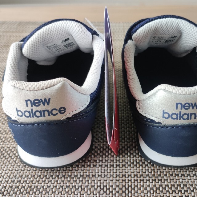 New Balance(ニューバランス)の新品未使用　ニューバランス　キッズスニーカー　ネイビー　14.5センチ　赤ちゃん キッズ/ベビー/マタニティのベビー靴/シューズ(~14cm)(スニーカー)の商品写真
