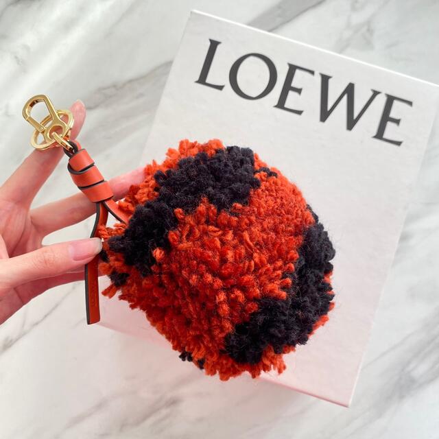 LOEWE(ロエベ)のラスト１【新品】LOEWE ロエベ ポンポン バッグチャーム 赤/黒 レディースのファッション小物(キーホルダー)の商品写真